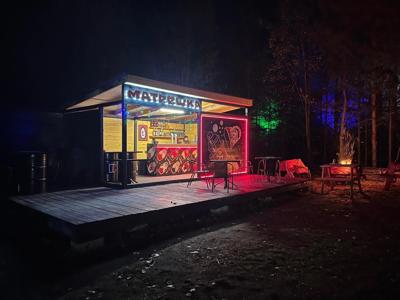 Лесной бар «Матрёшка» вечером